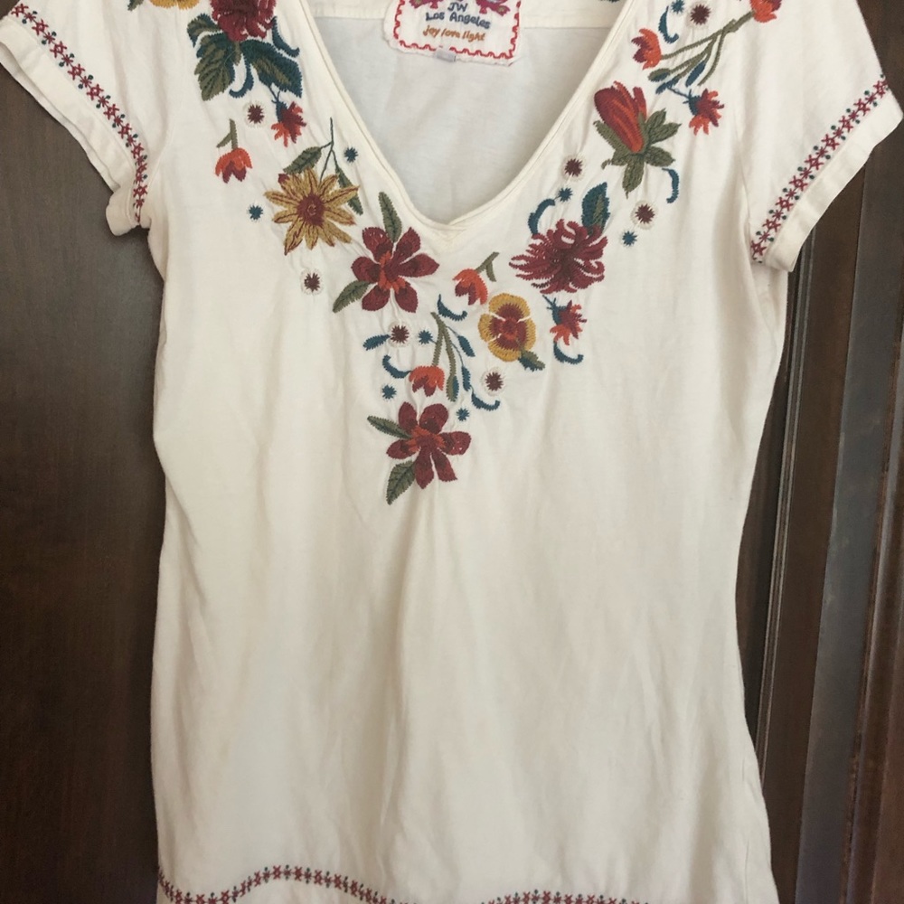 Johnny Was - Off-White colored embroidered T-shirt